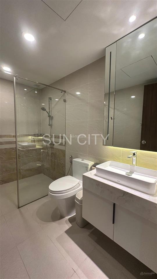 Thuê ngay 3pn2wc 115m2 ban công nội thất gỗ vintage ngay bến vân đồn q4 sát q1 q3  0775 924 ***