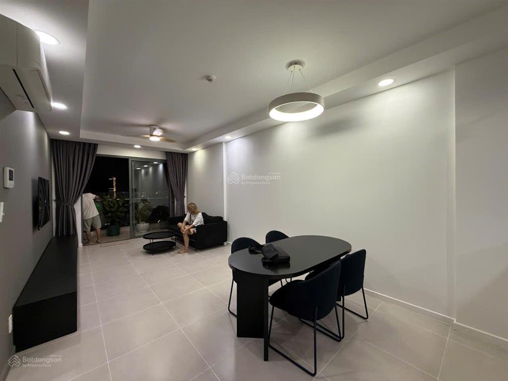 Thuê 2pn 2wc 92m2 view landmark thiết kế tối giản tôn đen tinh tếbến vân đồn quận 4  0775 924 ***