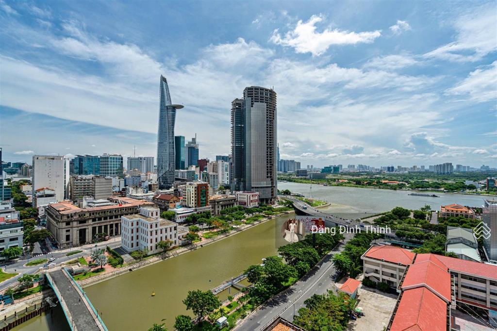 Thuê saigon royal 2pn 88m² ban công view sông, cầu móng sát bến vân đồn quận 4 sát q1  077594600
