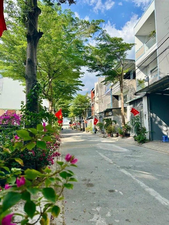 Bán nhà 3 tầng đẹp, khu dân cư yên tĩnh xe hơi quay đầu diện tích 52m2. ngang 4 dài 13 giá hơn 6 tỷ