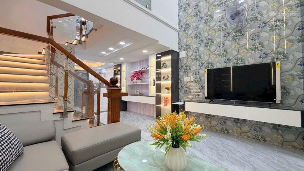 Ngay emart2 gv nhà đẹp lung linh 5 tầng khu dân trí cao full nội thất nhỉnh 6 tỷ tl.