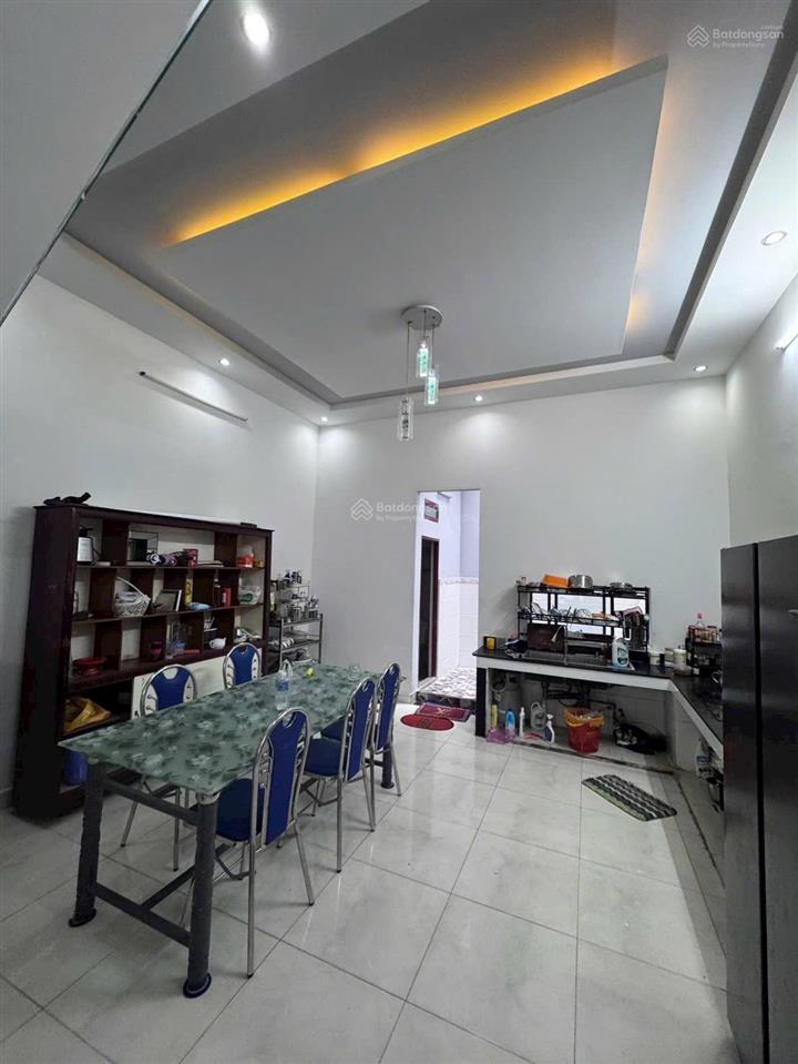 Bán nhà ngay chợ đầu mối bà điểm 5x20 trệt 2 lầu giá 5.5 tỷ còn bớt