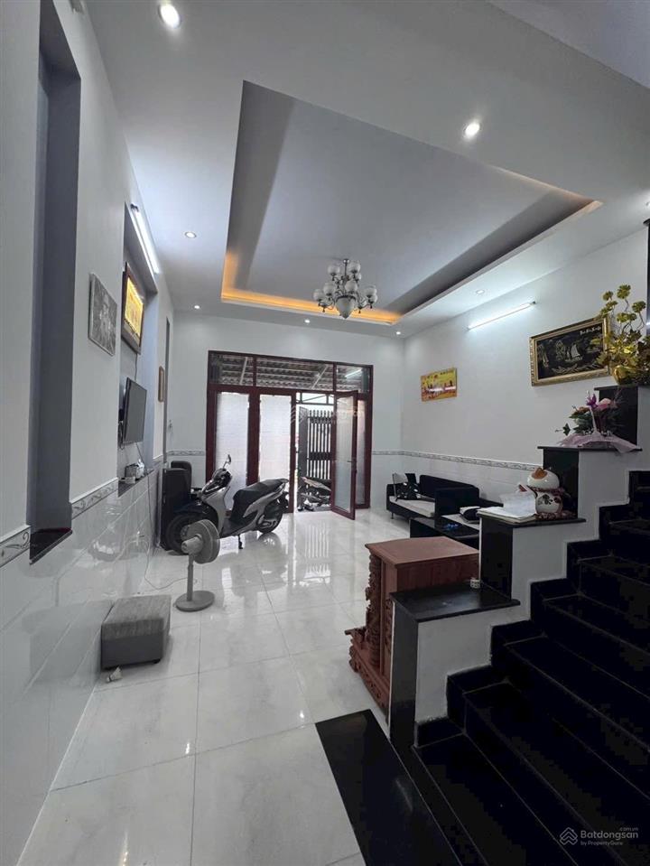 Bán nhà ngay chợ đầu mối bà điểm 5x20 trệt 2 lầu giá 5.5 tỷ còn bớt