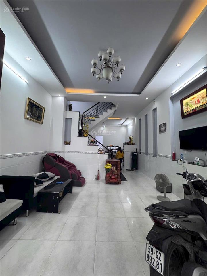 Bán nhà ngay chợ đầu mối bà điểm 5x20 trệt 2 lầu giá 5.5 tỷ còn bớt