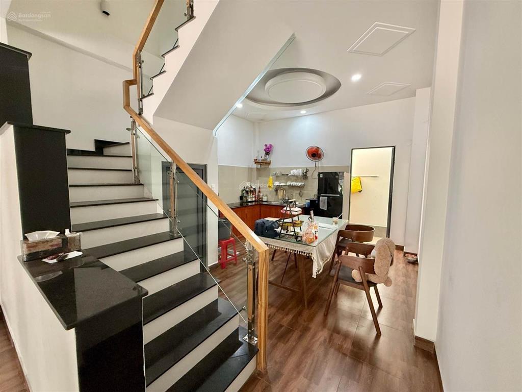 Bán nhà 3 tầng mặt tiền đường phú hữu, quận 9