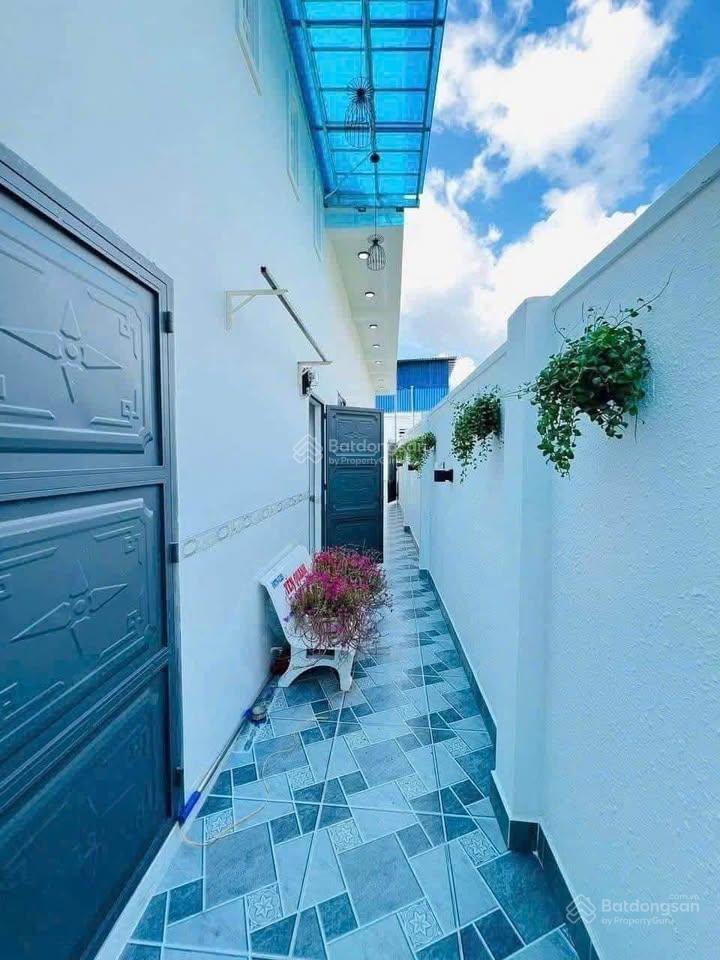 Thanh lý 990tr nhà có 3 phòng trọ thu nhập 15tr/tháng đối diện chợ bình điềnsát bên làng đại học