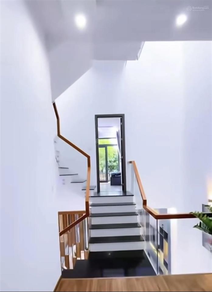 Bán gấp 850tr đường bà cả hưng long căn 2 lầu (4,6x22,8) sát ql50 trước nhà có bách hoá xanh