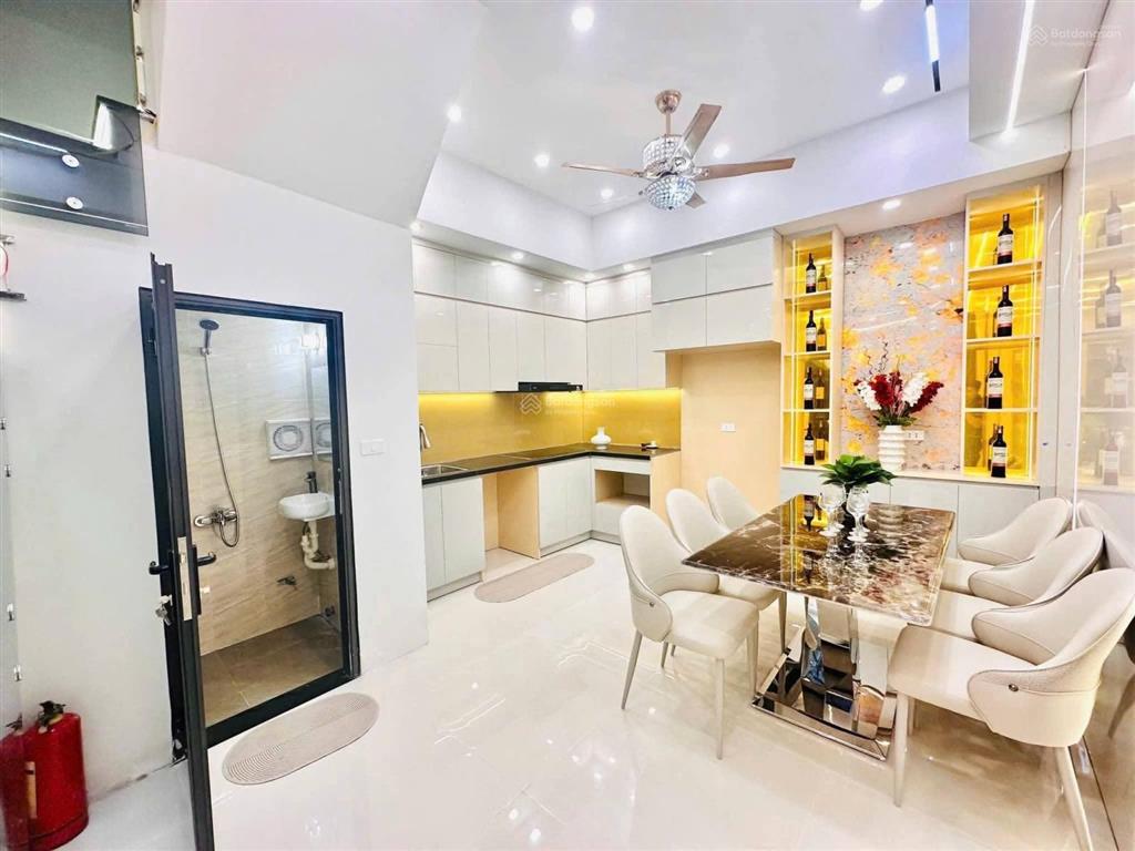 Thang máy, ô tô, mới! cho thuê nhà nguyễn khánh toàn, 50m2, 6t, vừa ở vừa làm vp, spa, kdol.