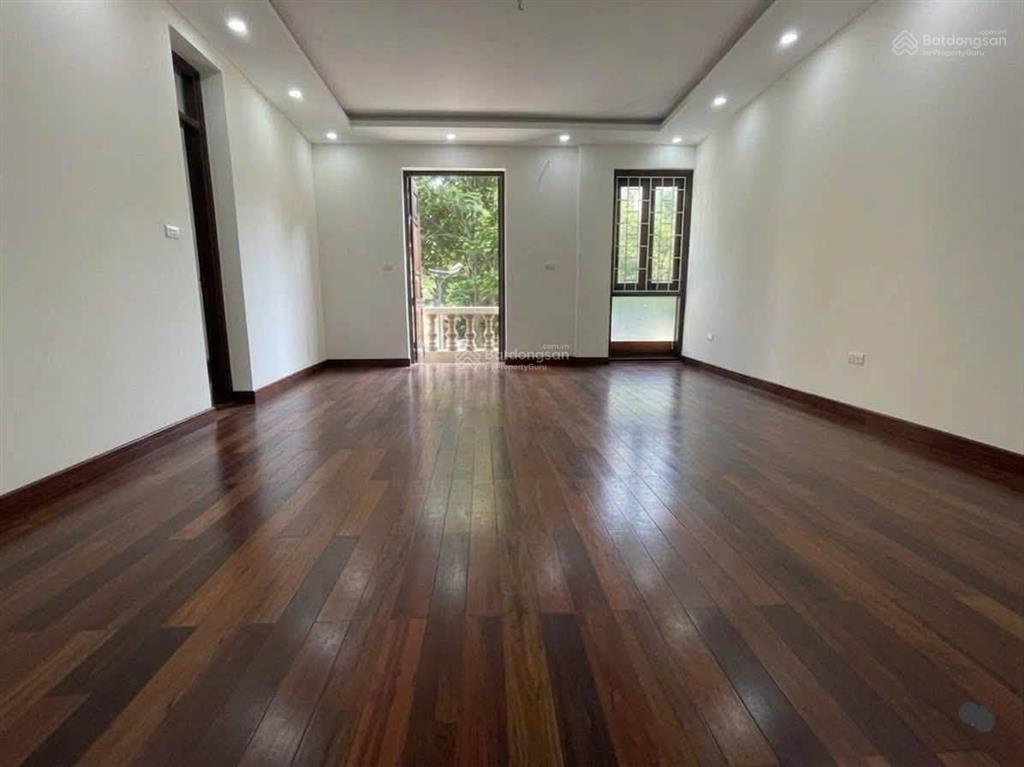 Vỉa hè rộng! cho thuê nhà mặt phố hoàng quốc việt, 50m2, 5t, thông sàn, kinh doanh đa dạng.