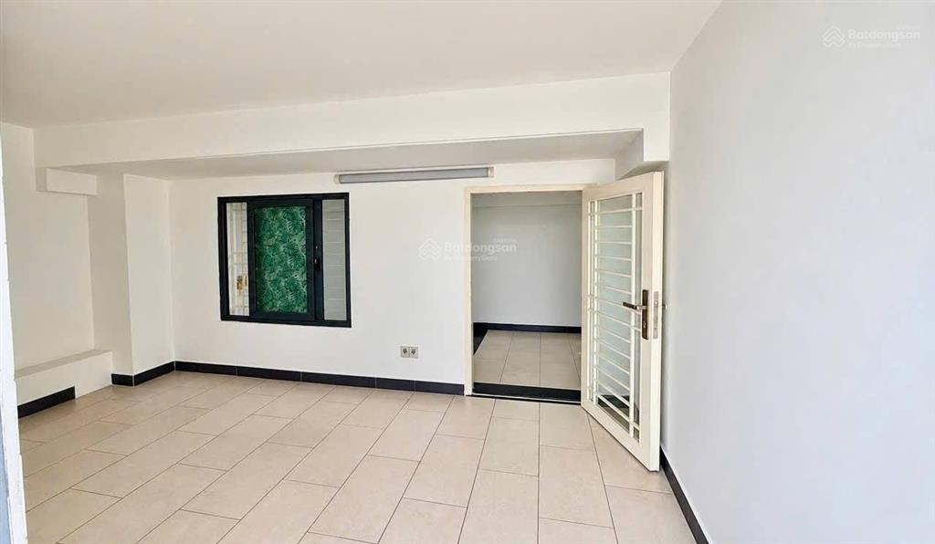 Thông sàn! cho thuê nhà mặt phố trần quốc hoàn, vỉa hè rộng, 40m2, 5 tầng, kinh doanh đa dạng.
