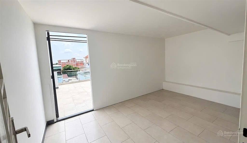 Thông sàn! cho thuê nhà mặt phố trần quốc hoàn, vỉa hè rộng, 40m2, 5 tầng, kinh doanh đa dạng.