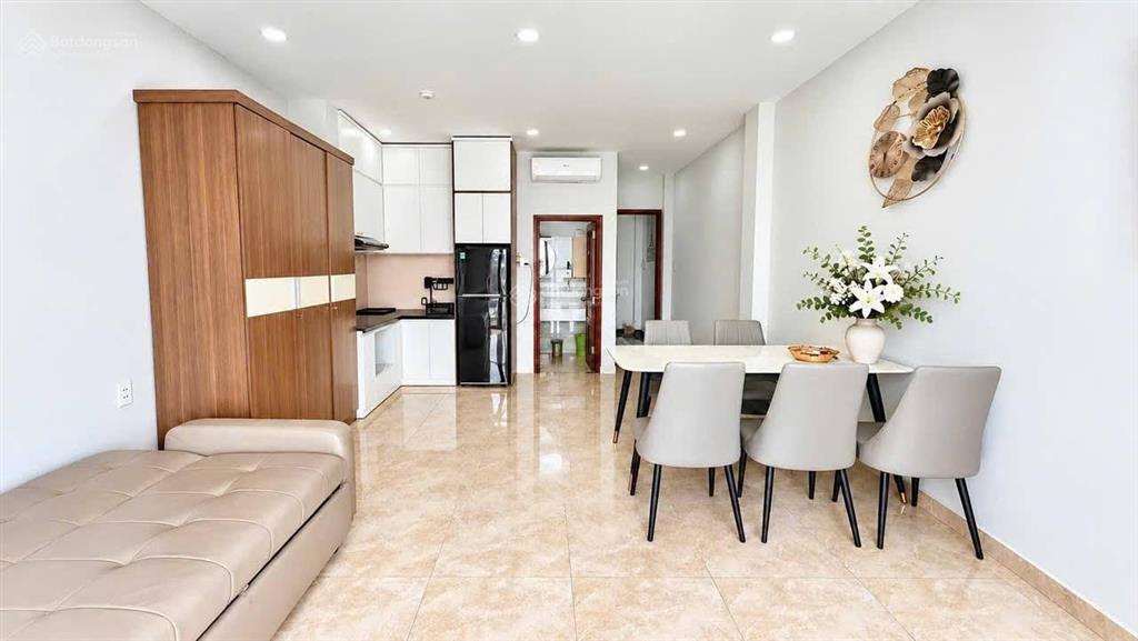 Thông sàn! cho thuê nhà mặt phố trần quốc hoàn, vỉa hè rộng, 40m2, 5 tầng, kinh doanh đa dạng.