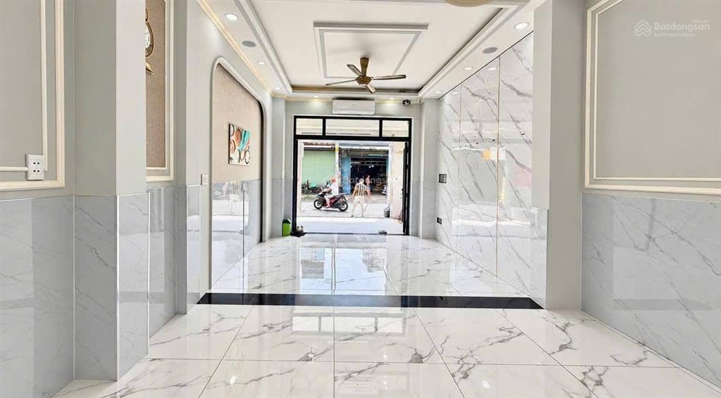Thông sàn! cho thuê nhà mặt phố trần quốc hoàn, vỉa hè rộng, 40m2, 5 tầng, kinh doanh đa dạng.