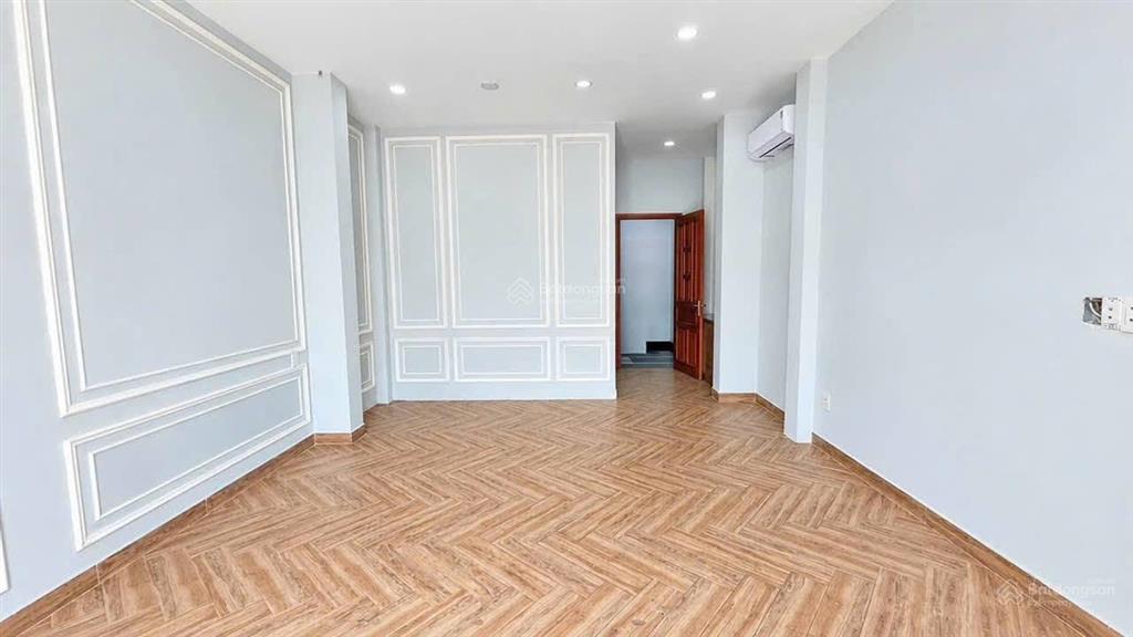 Thông sàn! cho thuê nhà mặt phố trần quốc hoàn, vỉa hè rộng, 40m2, 5 tầng, kinh doanh đa dạng.
