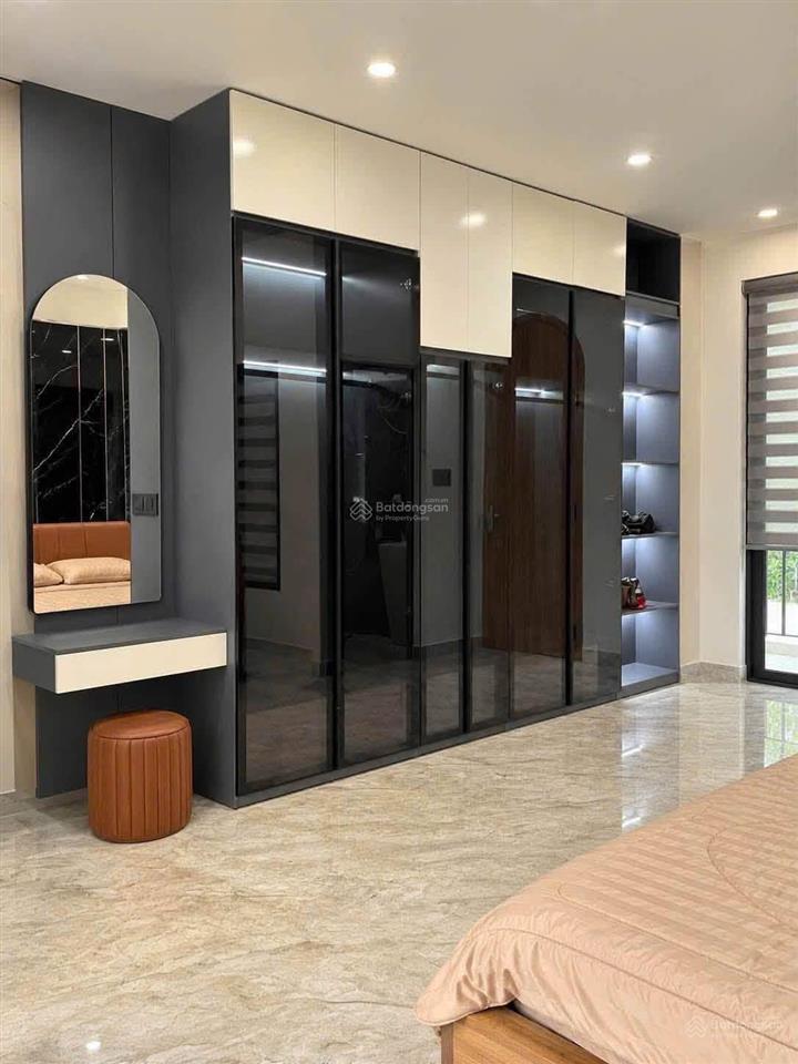 Thang máy! cho thuê nhà võ chí công, 40m2, 4t, thông sàn, phù hợp ở và kdol.