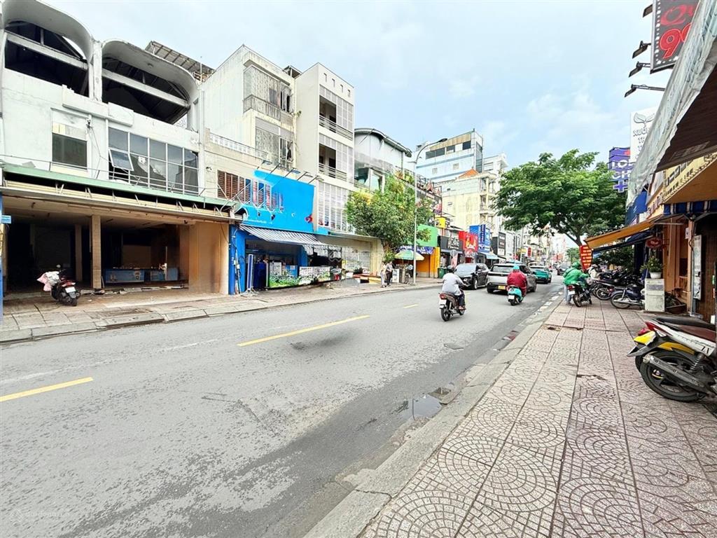 Vị trí vàng  200m2 ngang 6m5  bán mặt tiền ngay chợ hoàng hoa thám xây được 8 lầu  hđt 80tr/thg