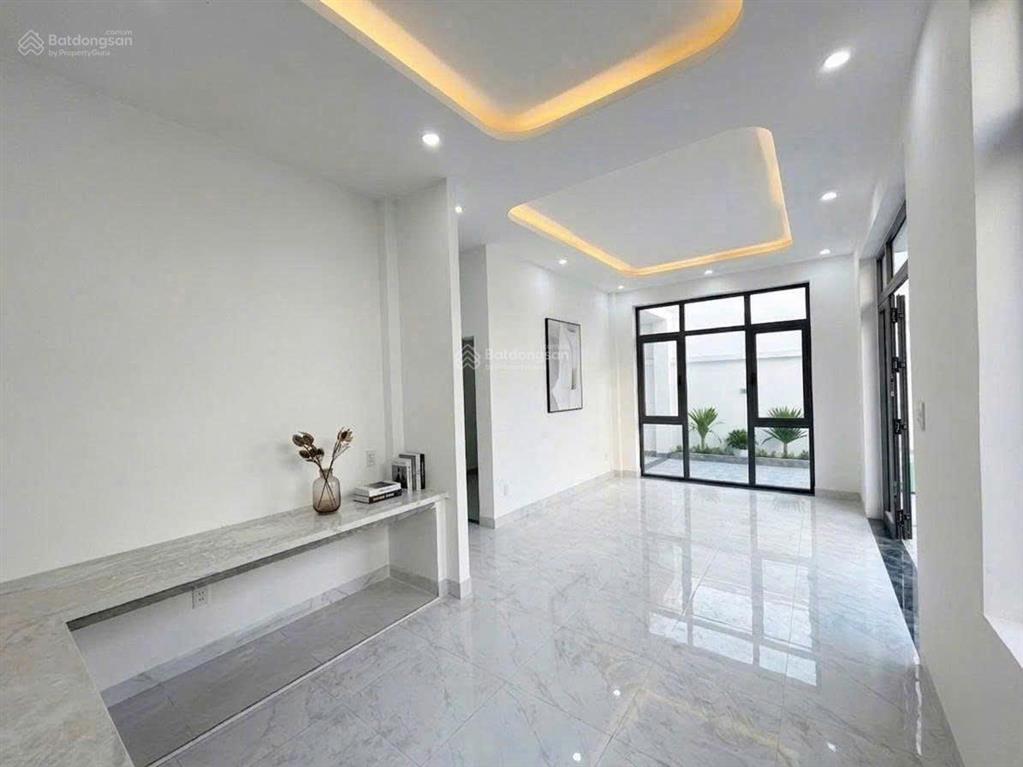 Biệt thự sân vườn mới hoàn thiện, mặt tiền kinh doanh ngay chợ tân bình