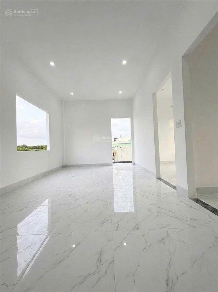 Biệt thự sân vườn mới hoàn thiện, mặt tiền kinh doanh ngay chợ tân bình
