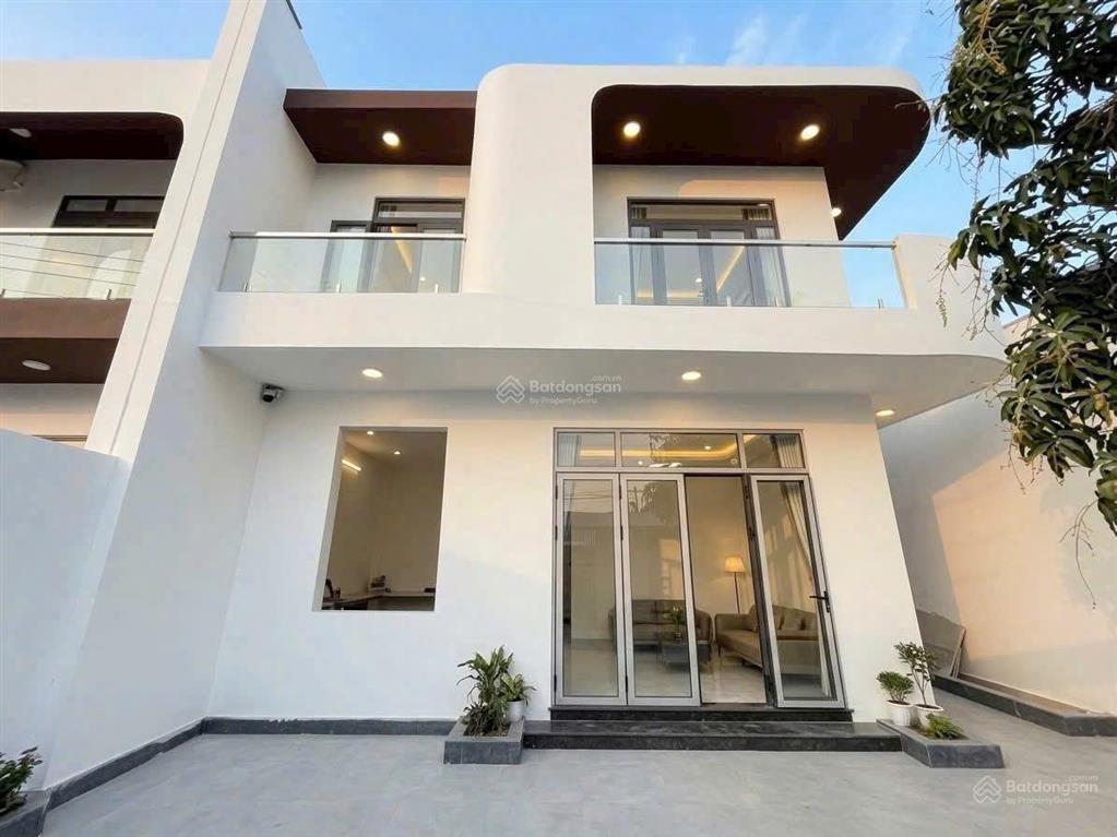 Biệt thự sân vườn mới hoàn thiện, mặt tiền kinh doanh ngay chợ tân bình