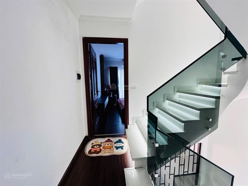Hiếm nhà 10tỷ thang máy cầu giấy, dt 41m, cách ô tô 60m,6tầng mới tinh,ngay trường đh ngoại ngữ