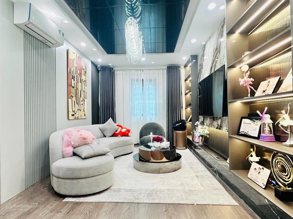 Hiếm nhà 10tỷ thang máy cầu giấy, dt 41m, cách ô tô 60m,6tầng mới tinh,ngay trường đh ngoại ngữ