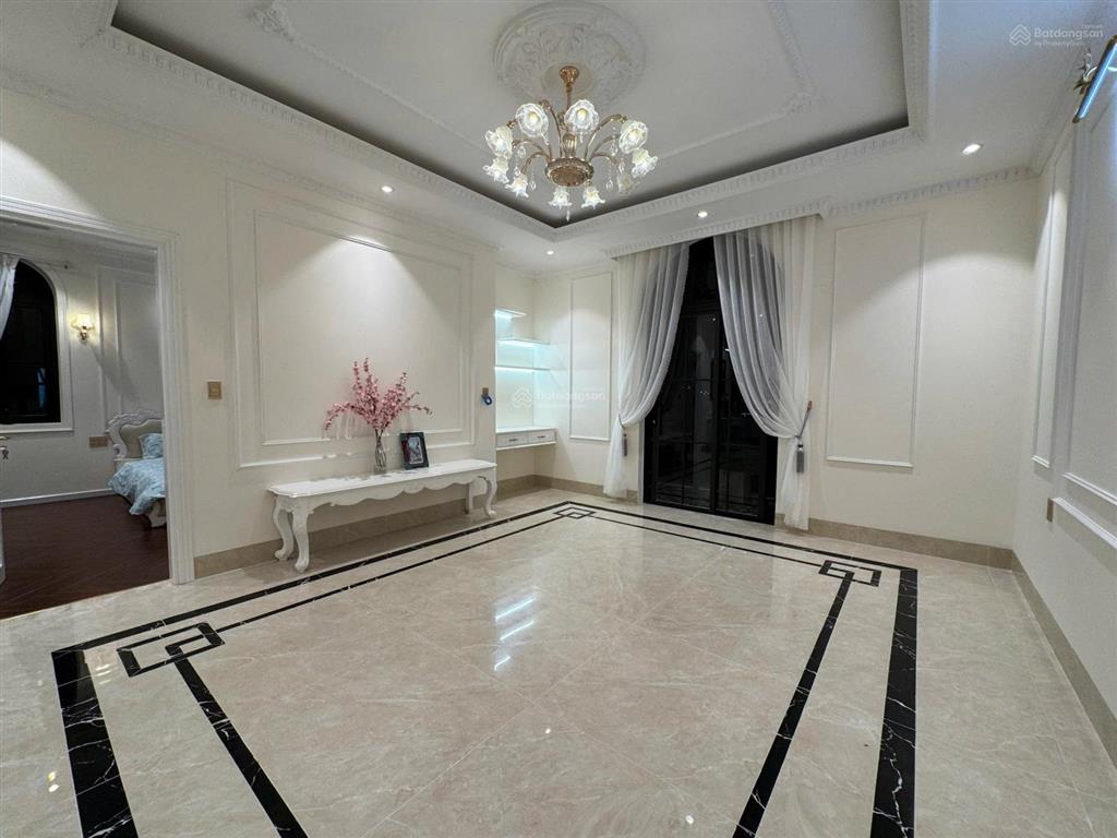 Bán biệt thự mặt tiền ngô thì nhậm đà lạt 12,8 tỷ, đã hoàn công, cách chợ đêm 1,5km
