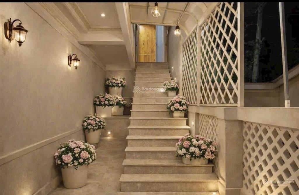 Bán villa mặt tiền trịnh hoài đức 271m2, 15 tỷ, 7 phòng ngủ