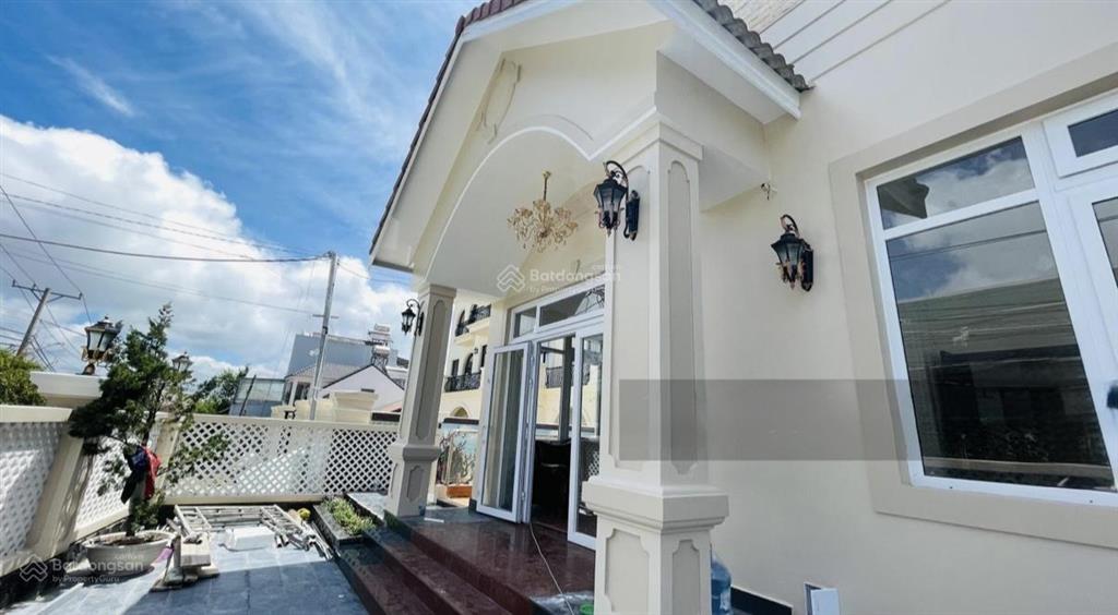 Bán villa mặt tiền trịnh hoài đức 271m2, 15 tỷ, 7 phòng ngủ