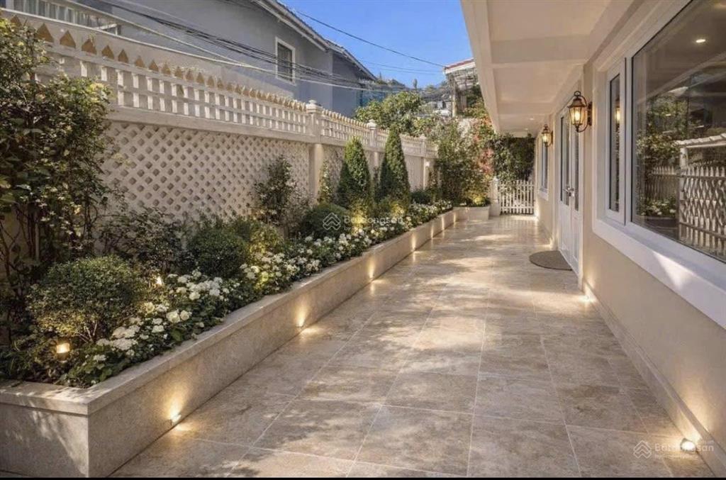 Bán villa mặt tiền trịnh hoài đức 271m2, 15 tỷ, 7 phòng ngủ