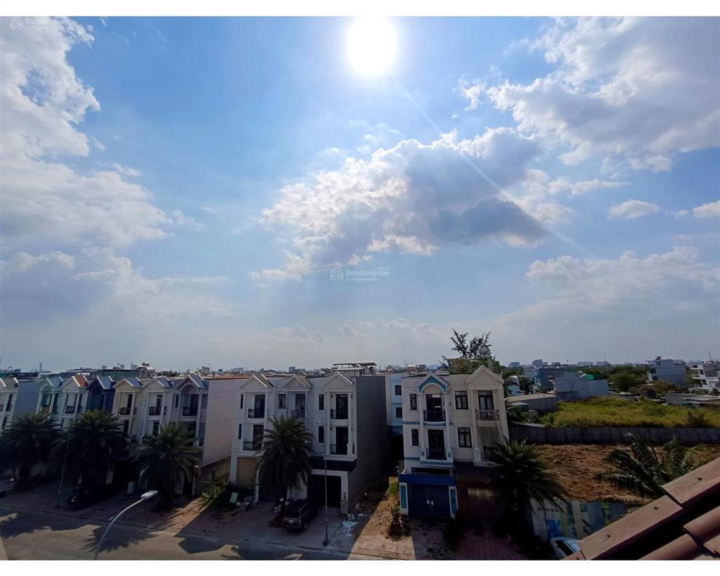 Cho thuê nhà đẹp 3 tầng centana long trường q9  5m ngang, đường 30m