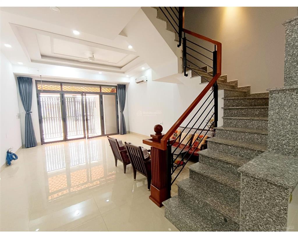 Cho thuê nhà đẹp 3 tầng centana long trường q9  5m ngang, đường 30m