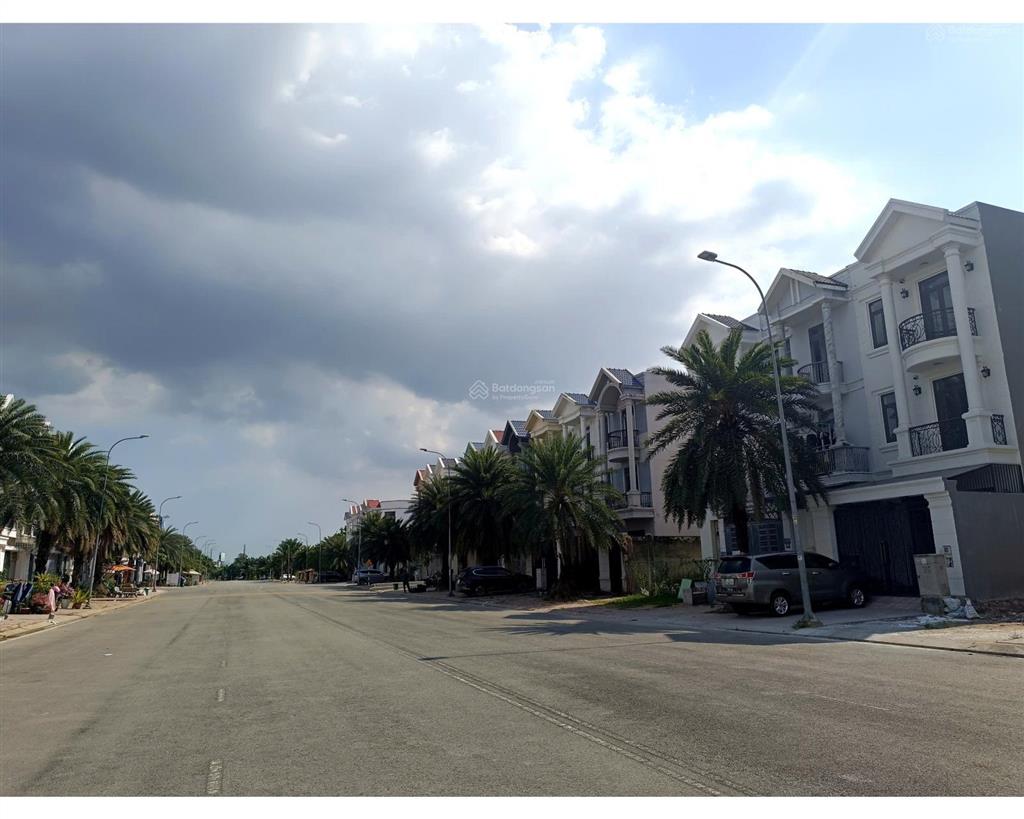 Cho thuê nhà đẹp 3 tầng centana long trường q9  5m ngang, đường 30m