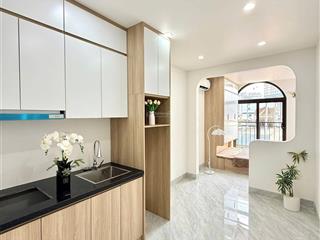 Cho thuê chdv ban công rộng 35m2 ngay thành thái