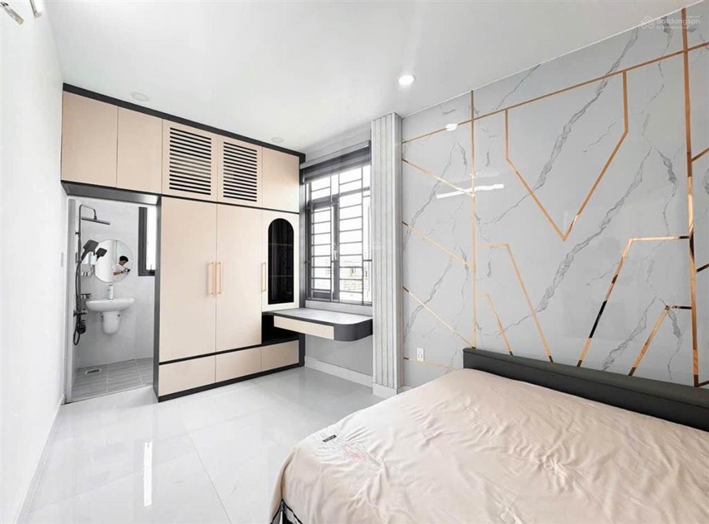 Bán nhà 2 mặt tiền  ngang 8m  hẻm xe tải  kế quận 7  sổ riêng  chỉ 6,x tỷ