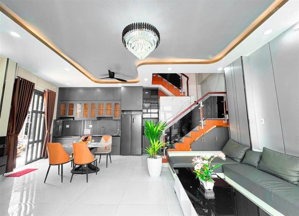 Bán nhà 2 mặt tiền  ngang 8m  hẻm xe tải  kế quận 7  sổ riêng  chỉ 6,x tỷ