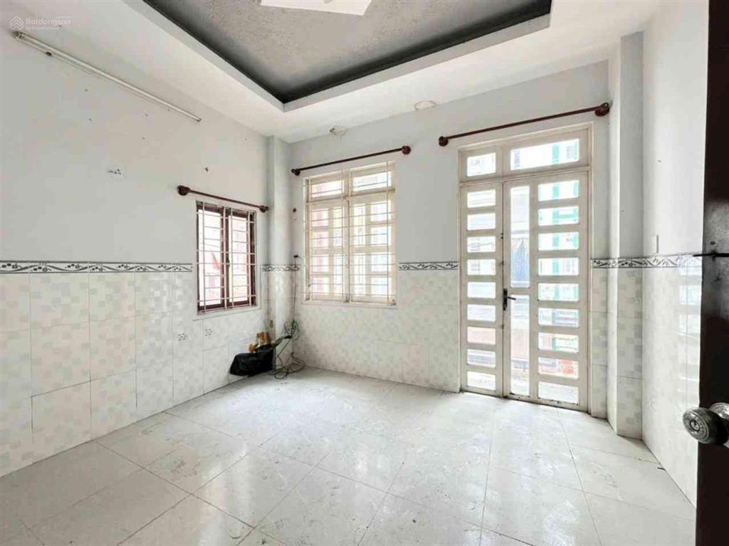 Hương lộ 2  3 tầng btct  5 đồng tl tốt  hẻm ô tô thông  gần ngã tư bốn xã.