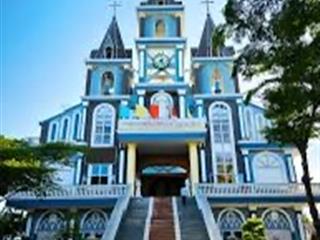 Một căn nhà gần nhà thờ, gần chợ, trường học, 3 tầng mới cứng, oto ngủ trong nhà, hẻm thông 4m