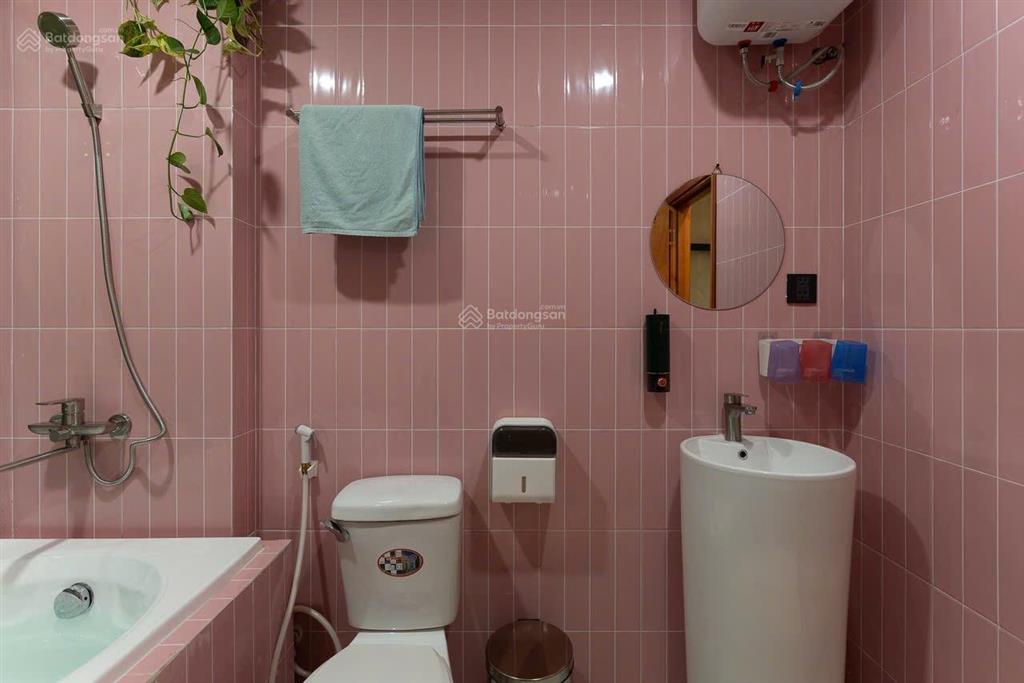 Nhà phong cách châu âu tông màu cam chủ đạo, 2 lầu full nội thất hóc môn, hẻm xe hơi 8m