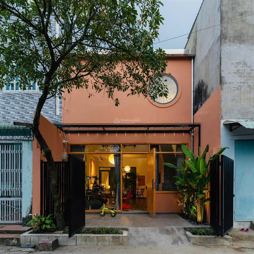 Nhà phong cách châu âu tông màu cam chủ đạo, 2 lầu full nội thất hóc môn, hẻm xe hơi 8m