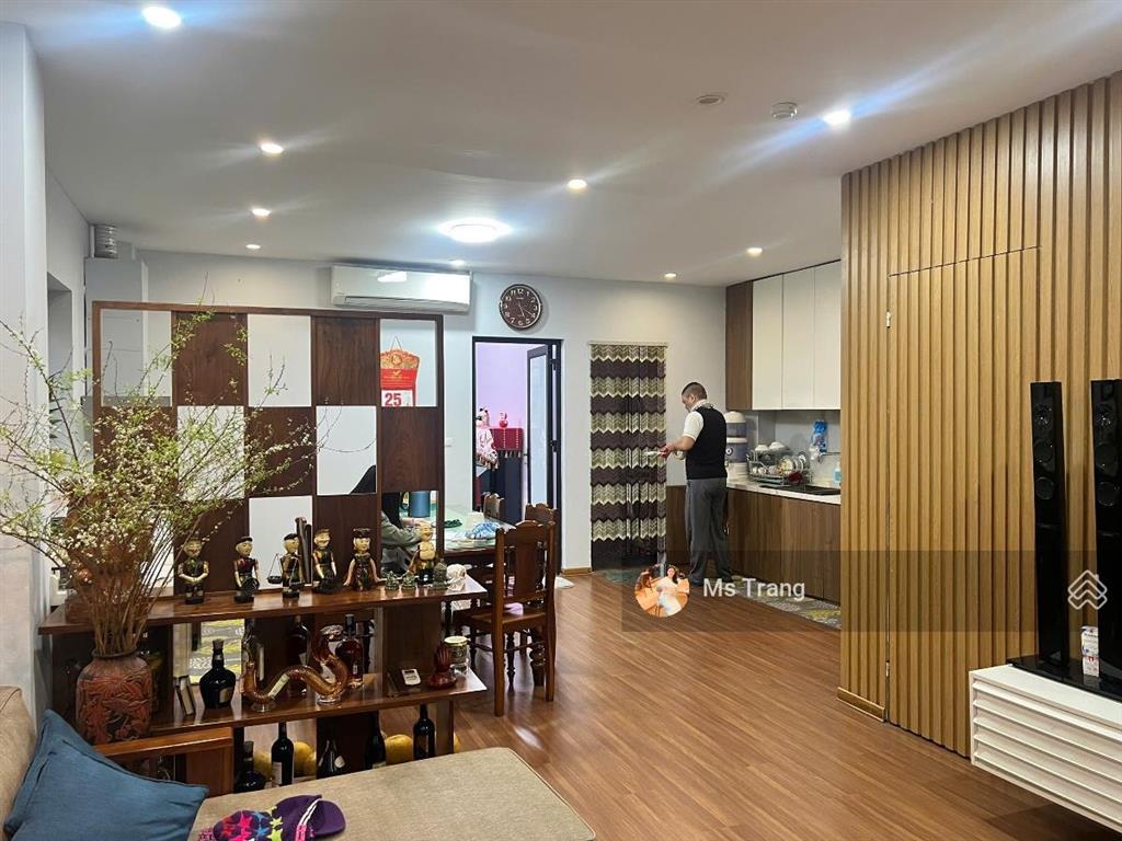 Mặt phố hoàng cầu 142m, 5 tầng, mt 12.8m, 2 mặt thoáng, cho thuê 1 tỷ/năm, 120 tỷ đống đa