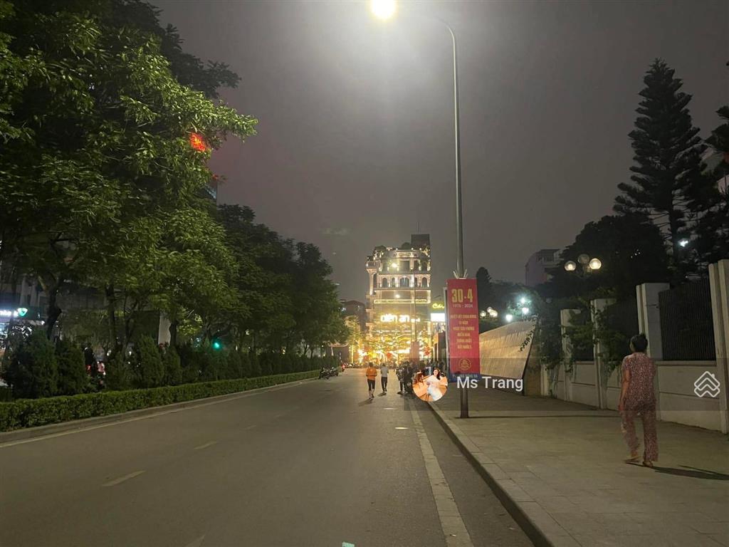 Mặt phố hoàng cầu 142m, 5 tầng, mt 12.8m, 2 mặt thoáng, cho thuê 1 tỷ/năm, 120 tỷ đống đa