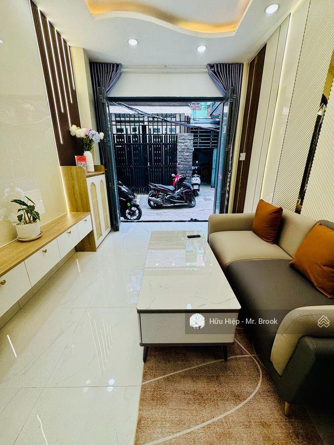 Nhà mới cách mạng tháng 8 quận 3  1 trệt 2 lầu, full nội thất, dọn vào ở ngay đón tết giá 4,68 tỷ