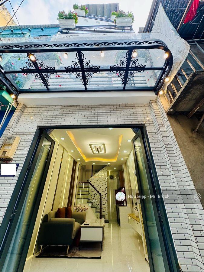 Nhà mới cách mạng tháng 8 quận 3  1 trệt 2 lầu, full nội thất, dọn vào ở ngay đón tết giá 4,68 tỷ