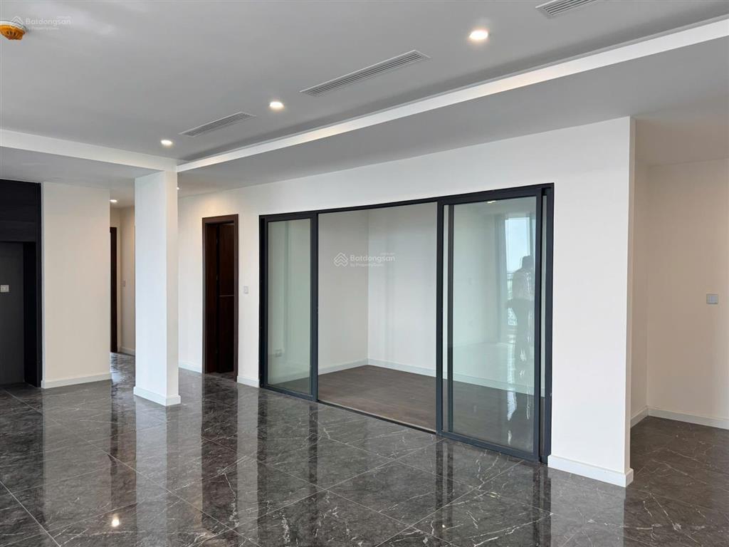 Cho thuê 4pn 211m² sunshine golden river có sân vườn 53m²  45 triệu/tháng