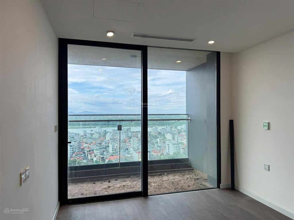 Cho thuê 4pn 211m² sunshine golden river có sân vườn 53m²  45 triệu/tháng