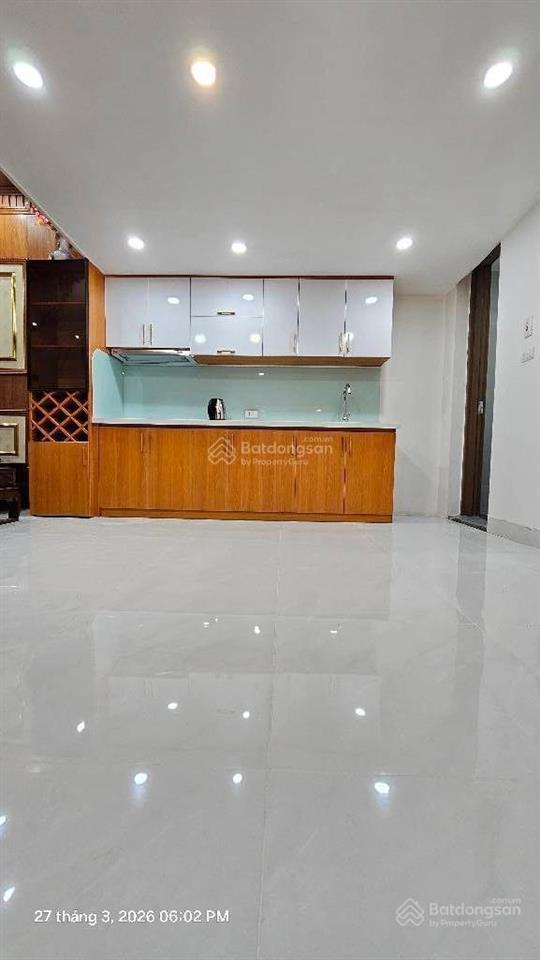 Bán căn hộ tập thể phố thịnh hào tầng 1. dt 70m2, ô tô đỗ cửa