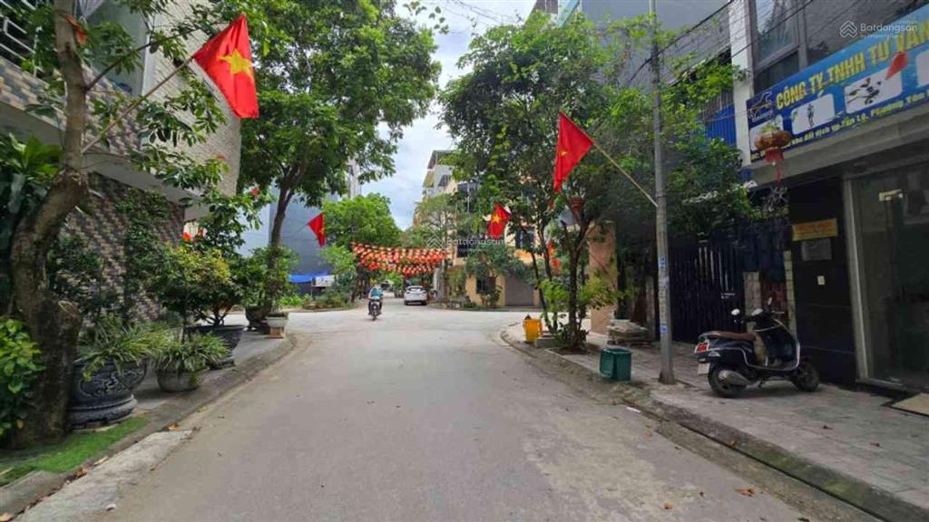 Khu đô thị yên nghĩa
dt 50m  4 tầng giá 10,8 tỷ
+ đường trước nhà vỉa hè rộng, 3