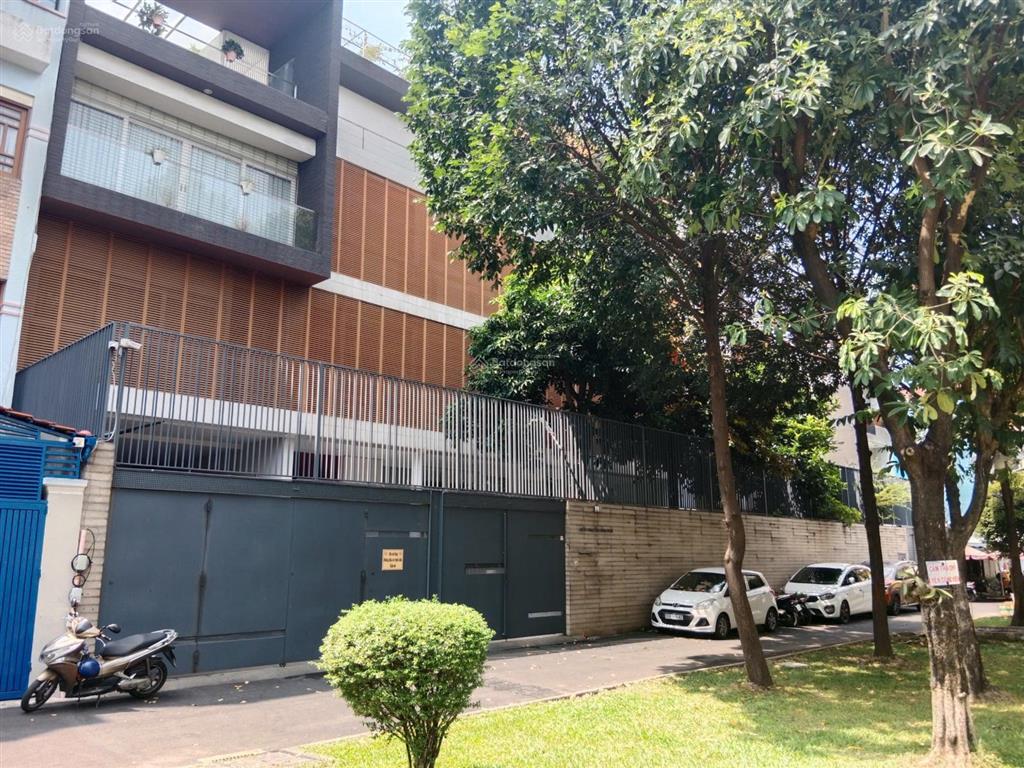 Bán biệt thự hoàng việt 36x20m 4 tầng + st hồ bơi nhà mới đẹp chỉ 136 tỉ