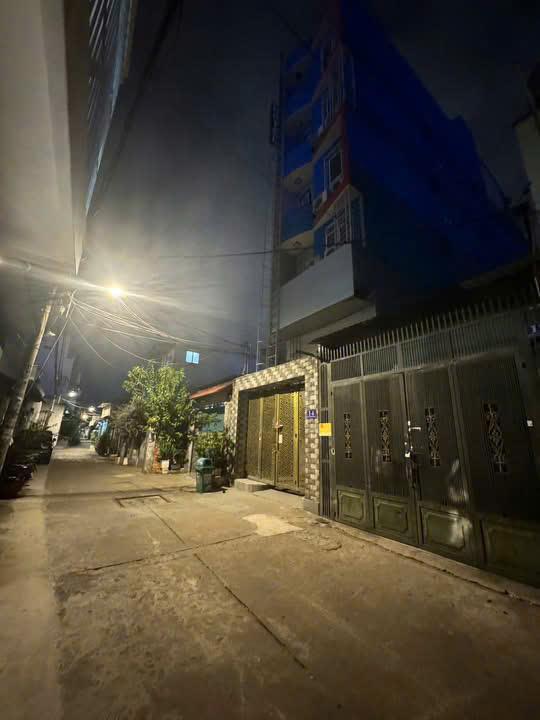 TÒA NHÀ 6 TẦNG – 24 PHÒNG – CÓ THANG MÁY – SÁT TRƯỜNG CHINH 20M