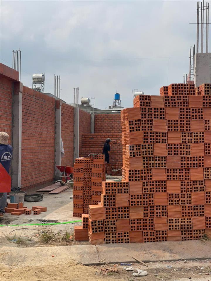 Còn 4 nền trong khu nhà phố đang xây dựng đồng bộ 126m ngang 5m, 4 tầng đường nhựa